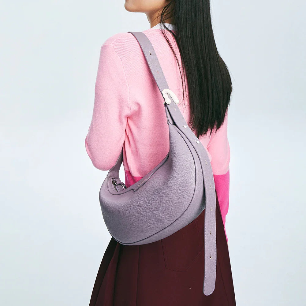 Woman in pink sweater carrying lilac leather shoulder bag, Amazing Song official website