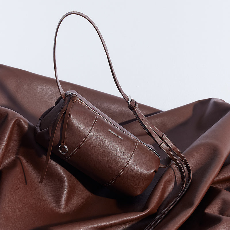 Amazing Song brown leather crossbody bag on matching leather fabric